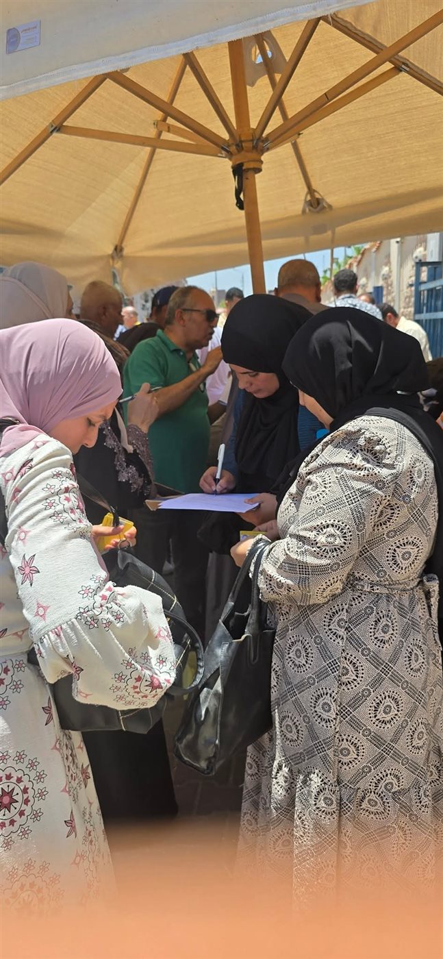 جانب من توقيع السيدات للاستمارات، فيتو