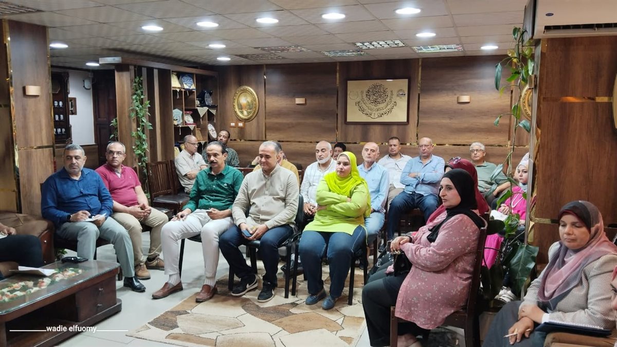 وكيل الوزارة يجتمع مع مديري الإدارات التعليمية والمراحل المختلفة