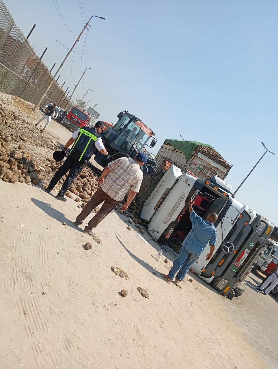 انقلاب سيارة محملة بالبنجر علي الطريق الزراعي،فيتو