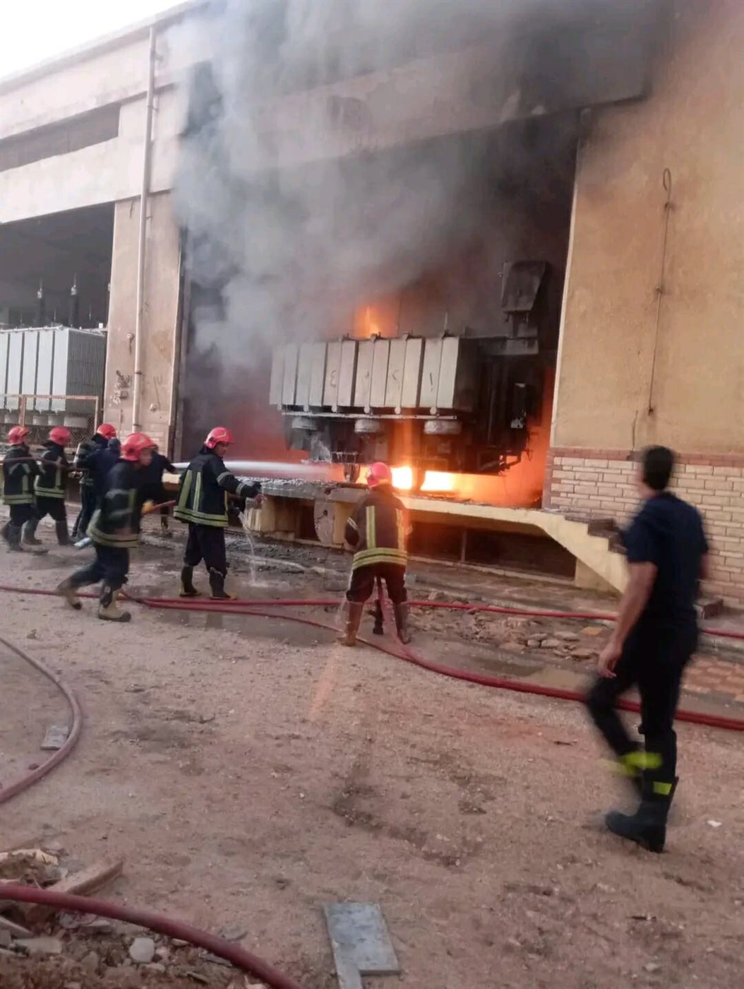 حريق محطة كهرباء العاشر من رمضان: انقطاع التيار والدفع بـ12 سيارة إطفاء وإسعاف،فيتو