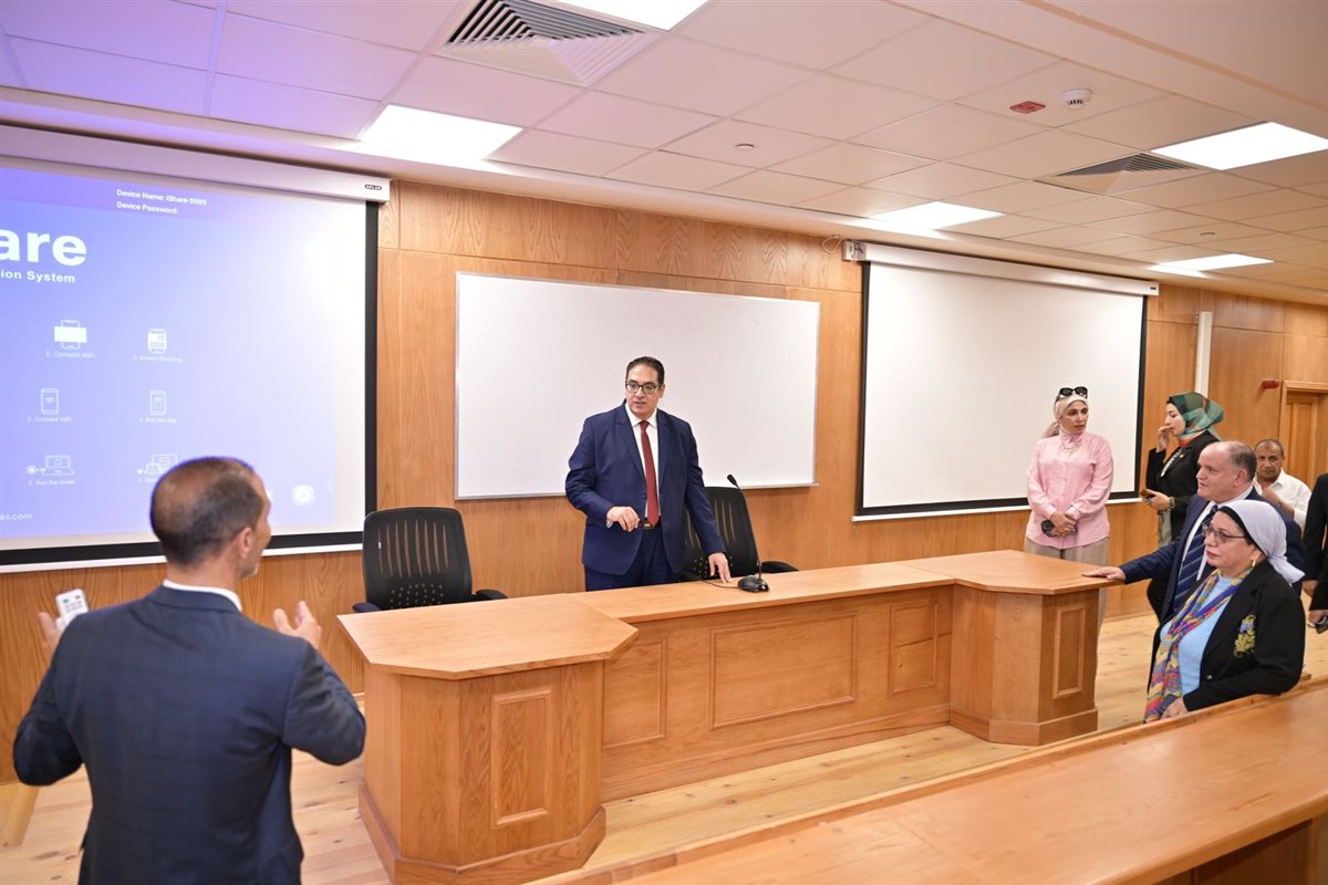 رئيس جامعة القاهرة يتفقد مقر جامعة القاهرة الأهلية
