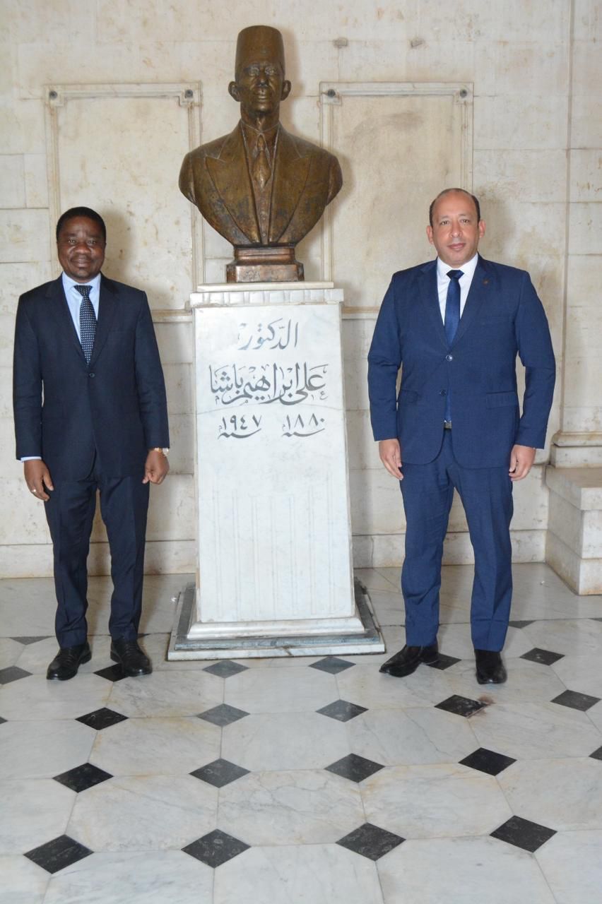 عميد قصر العيني مع سفير كوت ديفوار