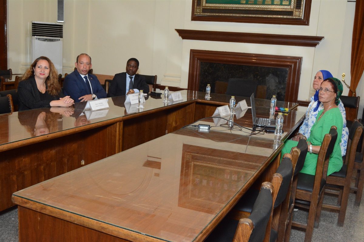 عميد قصر العيني مع سفير كوت ديفوار