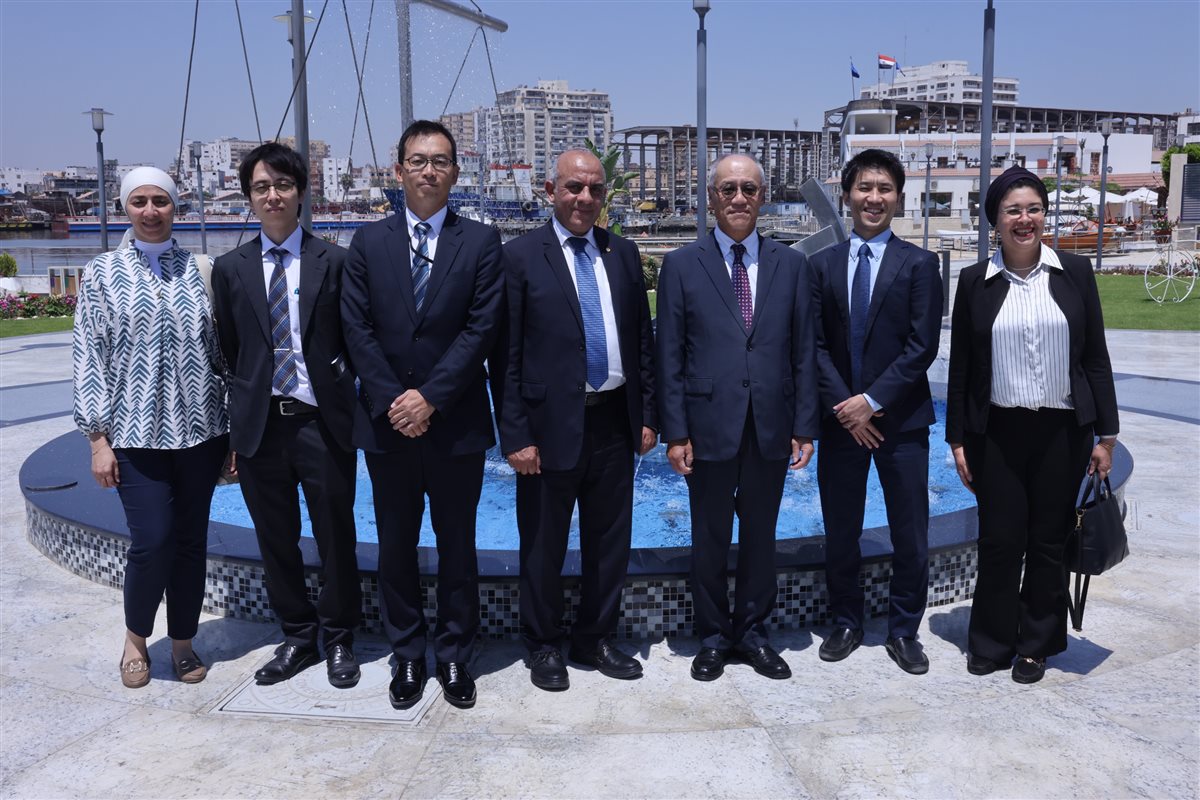 السفير الياباني والوفد المرافق له خلال جولتهم بقناة السويس، فيتو