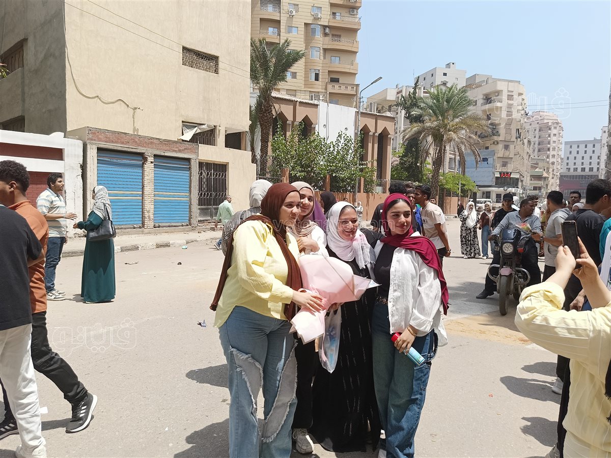 ورود ودموع ورسائل وداع.. مشاهد مؤثرة في ختام ماراثون الثانوية العامة بالشرقية،فيتو