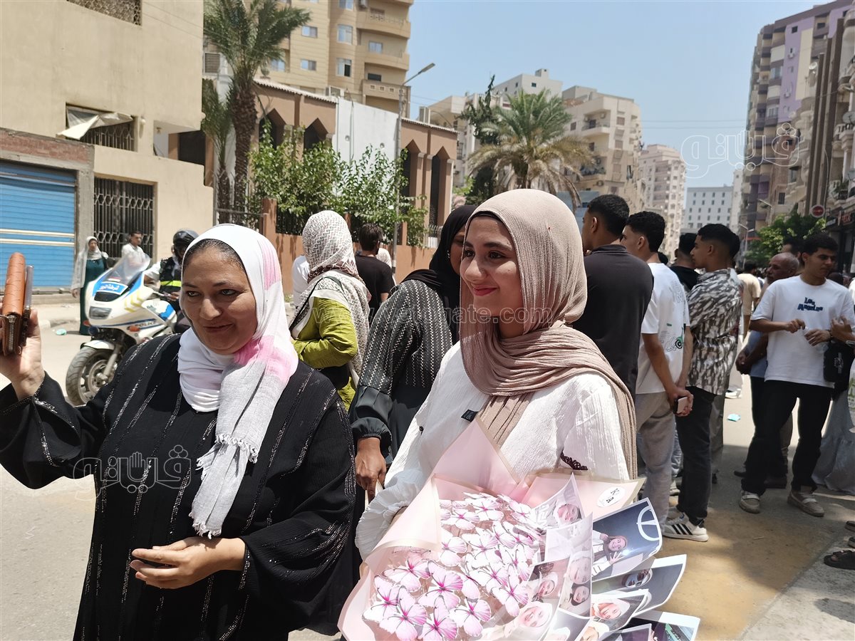 ورود ودموع ورسائل وداع.. مشاهد مؤثرة في ختام ماراثون الثانوية العامة بالشرقية،فيتو