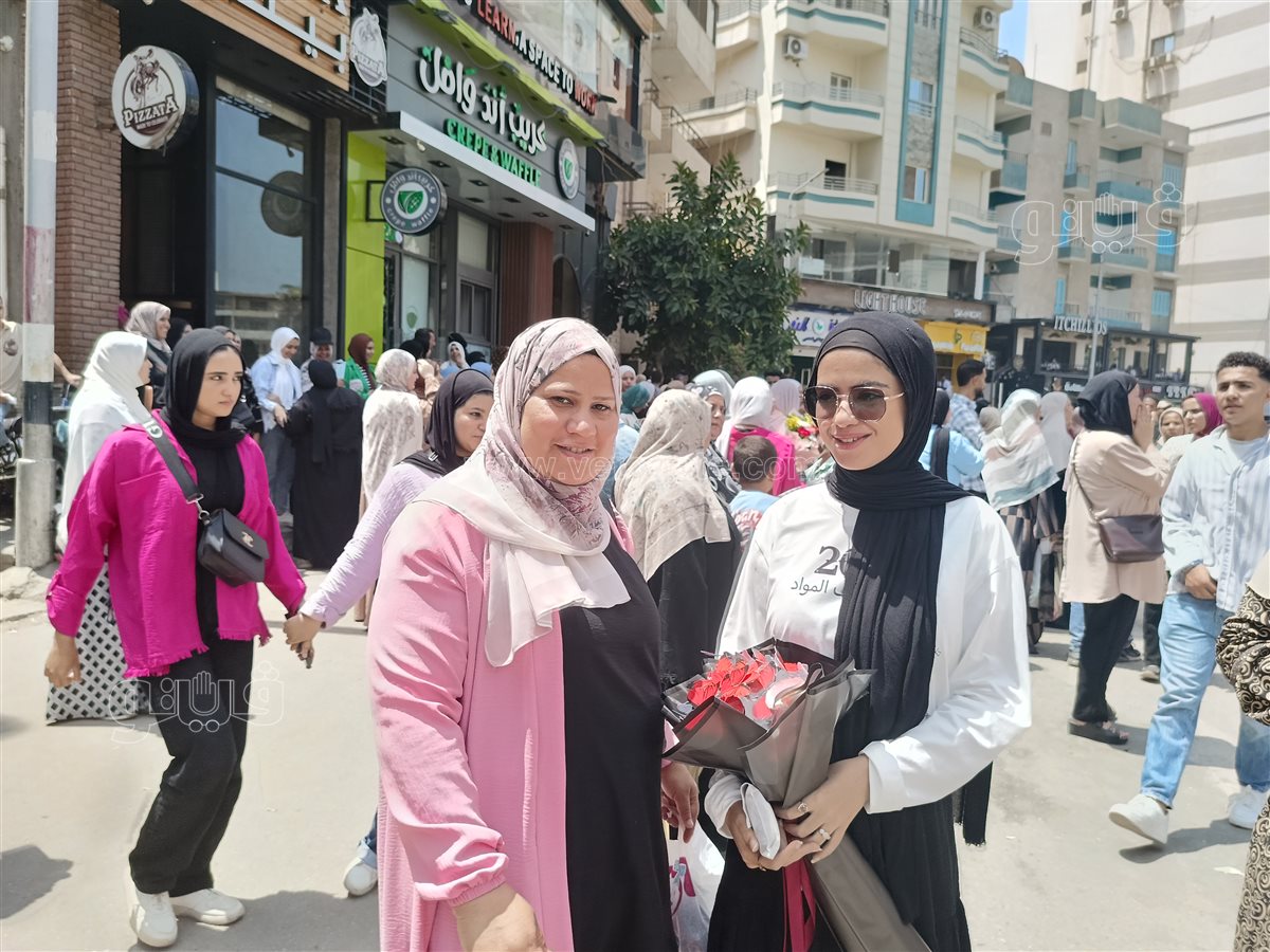 ورود ودموع ورسائل وداع.. مشاهد مؤثرة في ختام ماراثون الثانوية العامة بالشرقية،فيتو