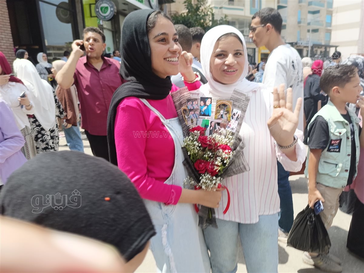 ورود ودموع ورسائل وداع.. مشاهد مؤثرة في ختام ماراثون الثانوية العامة بالشرقية،فيتو