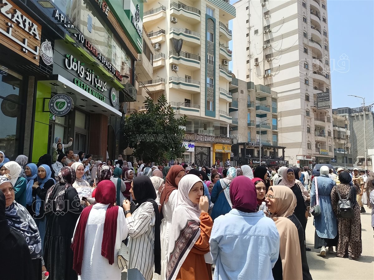 ورود ودموع ورسائل وداع.. مشاهد مؤثرة في ختام ماراثون الثانوية العامة بالشرقية،فيتو