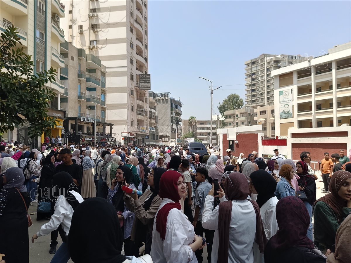 ورود ودموع ورسائل وداع.. مشاهد مؤثرة في ختام ماراثون الثانوية العامة بالشرقية،فيتو