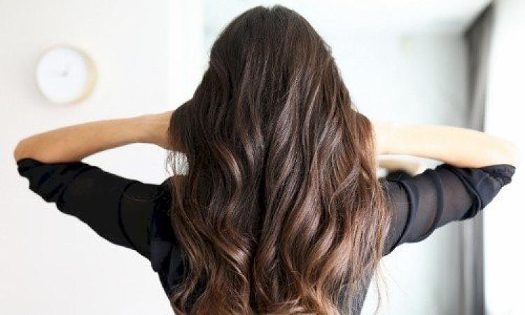 سيروم طبيعي خفيف على الشعر