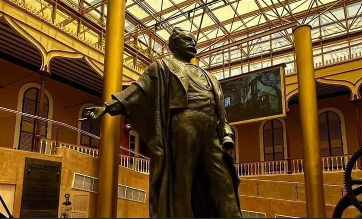 تمثال يتوسط متحف قناة السويس