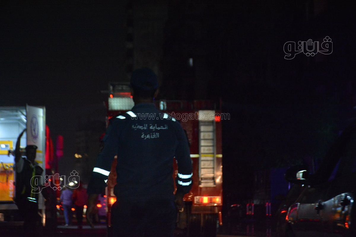 إصابة رجل مطافي ثان بحالة إغماء أثناء السيطرة على حريق سنترال رمسيس (7)