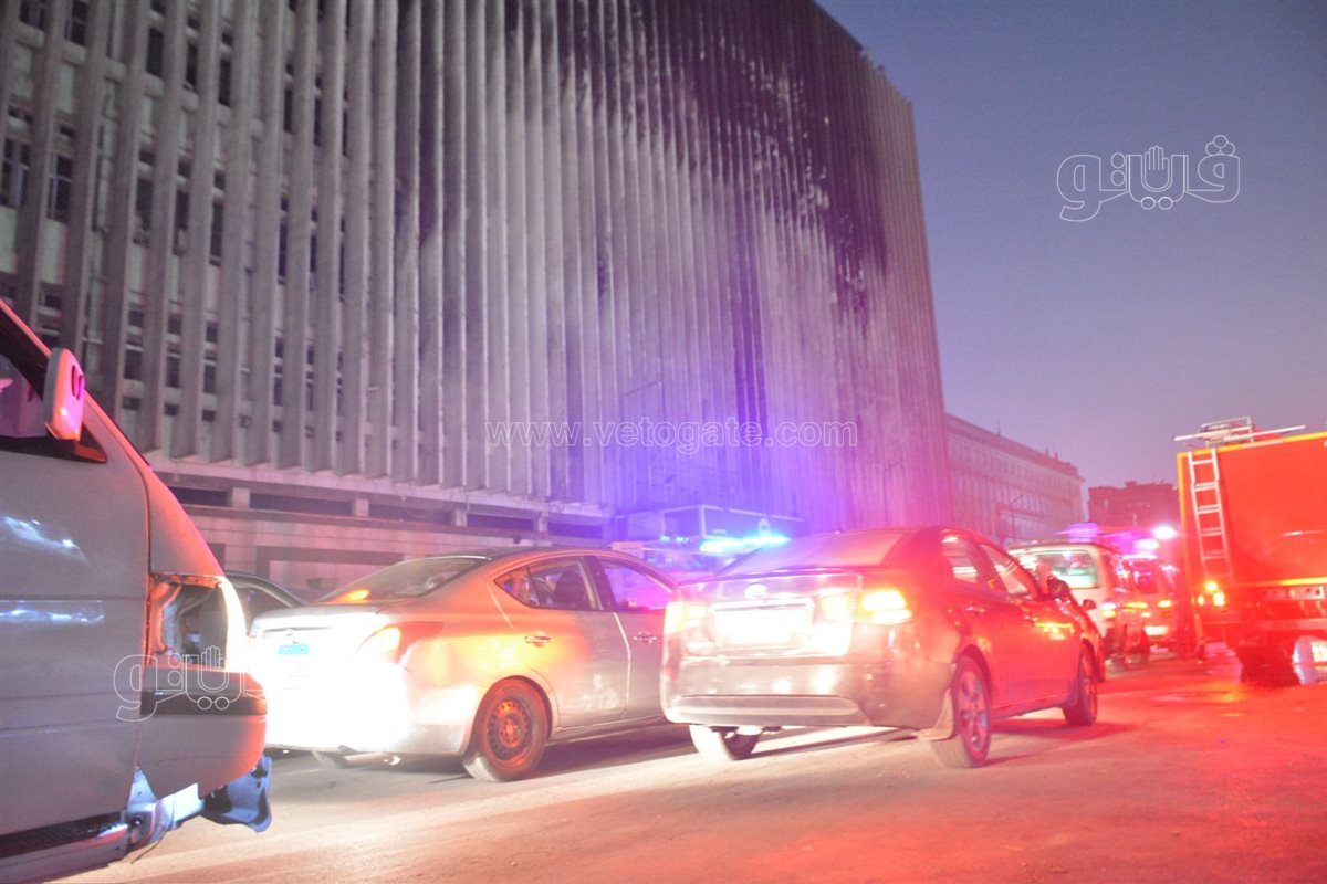 فتح الطرق أمام السيارات بعد السيطرة على حريق سنترال رمسيس (3)