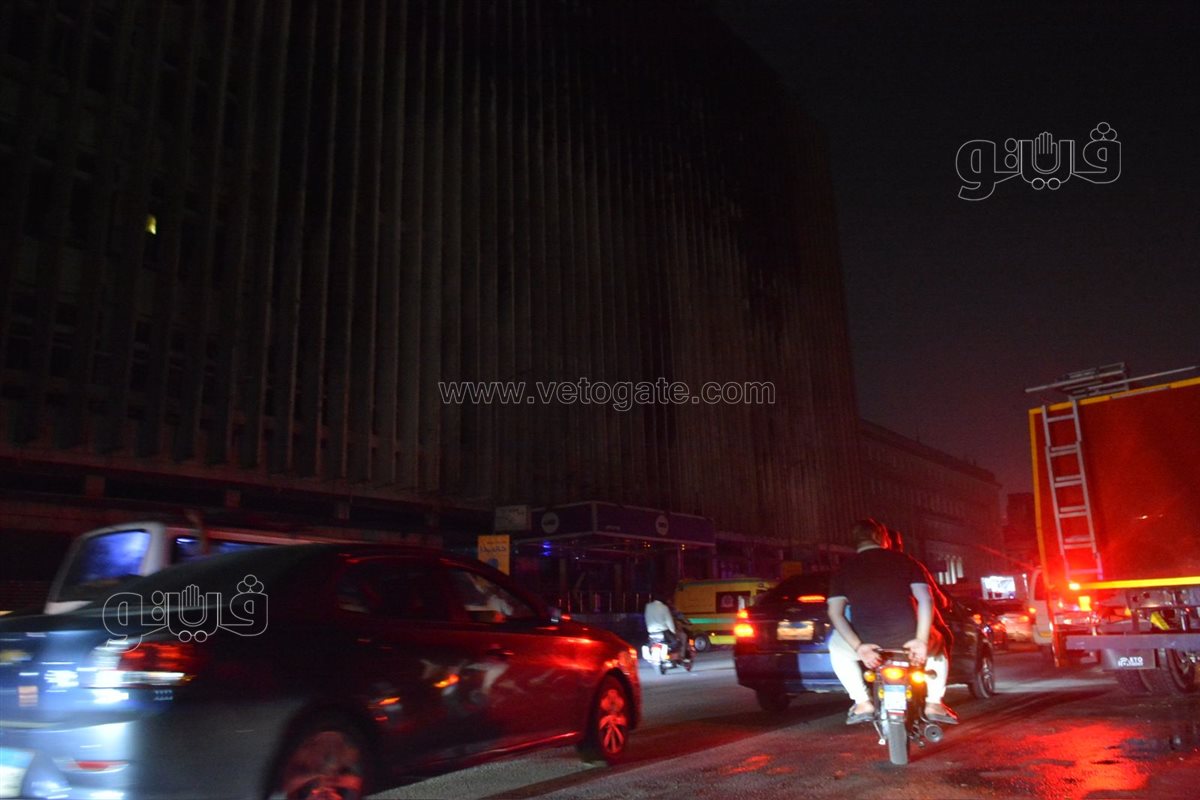 فتح الطرق أمام السيارات بعد السيطرة على حريق سنترال رمسيس (9)