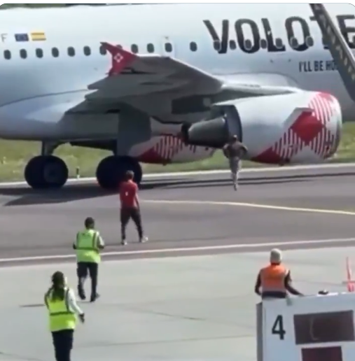 الرجل يتحرك نحو محرك الطائرة، فيتو