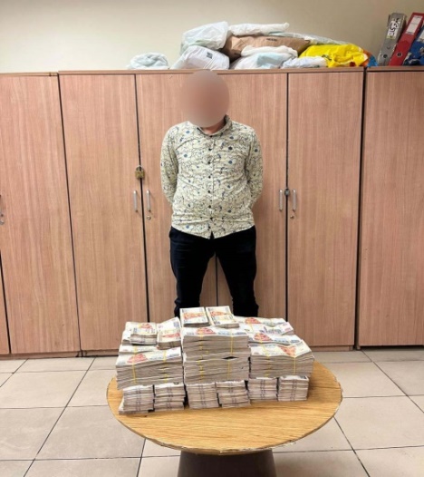 <strong>ضبط شخصين بمطار القاهرة الجوي لمحاولتهما تهريب عملات مالية بالمخالفة للقانون</strong>