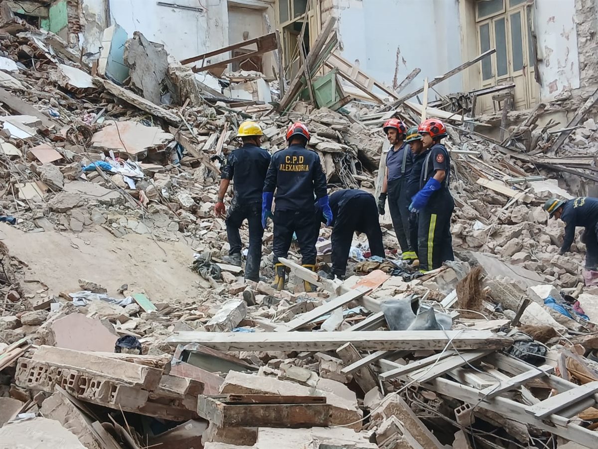 فرق الإنقاذ تبحث عن المفقودين فى عقار العطارين المنهار