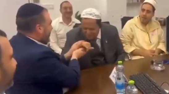 شلغومي يقبل يد موشيه أربيل، فيتو