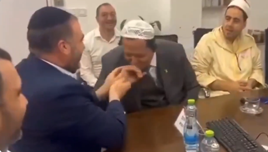 حسن شلغومي يحاول تقبيل يد الحاخام الإسرائيلي، فيتو