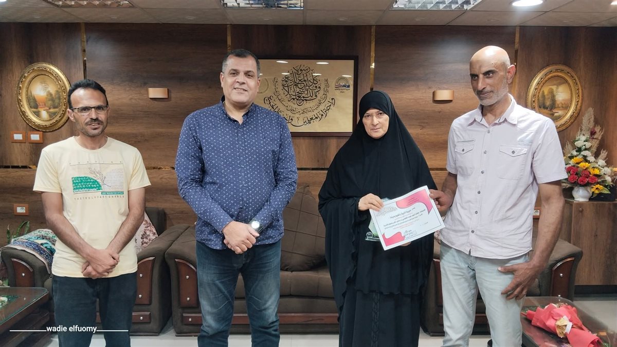 وكيل الوزارة يكرم عائشة الأكيابي تقديرا لجهودها المخلصة في العمل