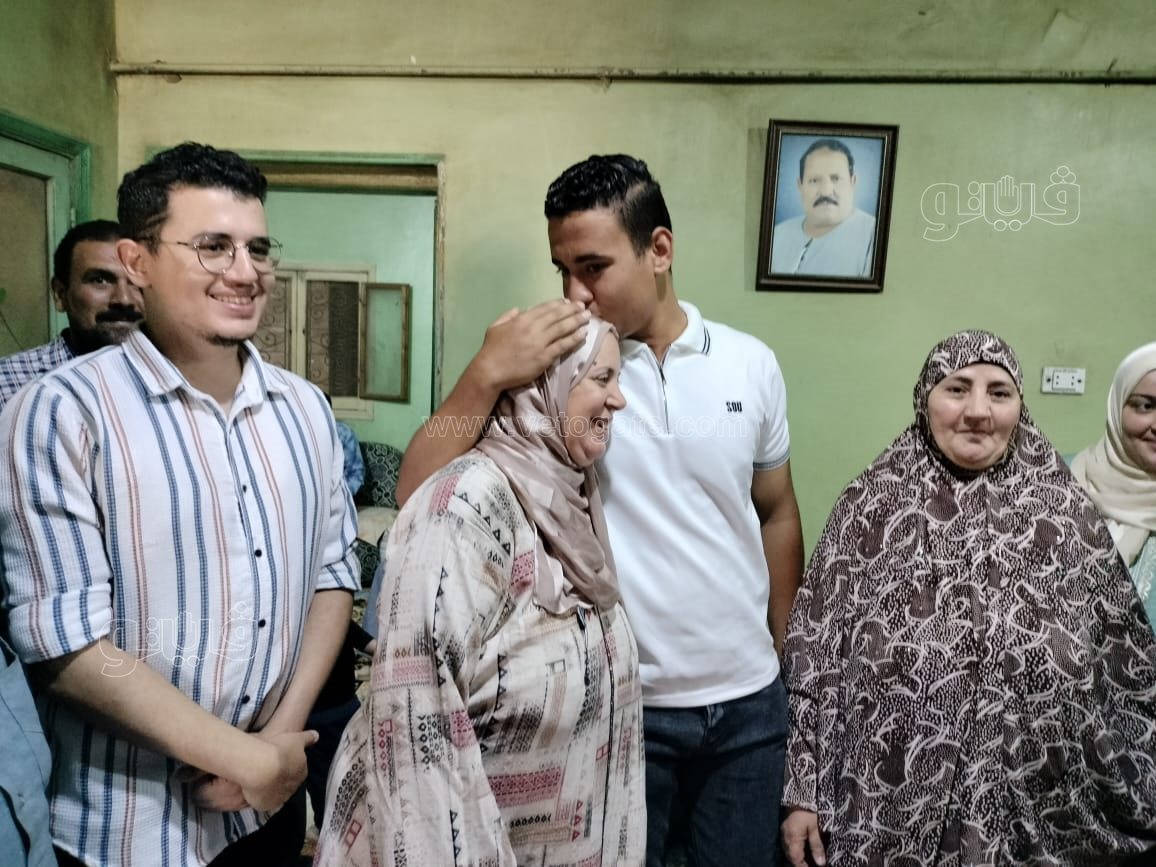 فرحة عارمة في منزل الاول علي التعليم الفنى الزراعي،فيتو