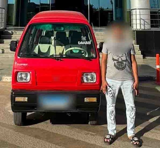 <strong>ضبط قائد سيارة نفذ حركات استعراضية خطرة بالطريق السياحي بأكتوبر دون رخصة قيادة</strong>