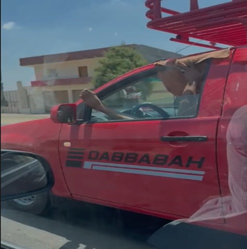 نفذ تصرف صادم أثناء القيادة .. القبض على قائد سيارة أخرج قدمه من الشباك أثناء القيادة بالبحيرة