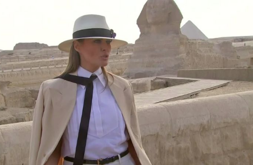 صورة ميلانيا أمام أبو الهول برابطة عنق على شكل7، فيتو