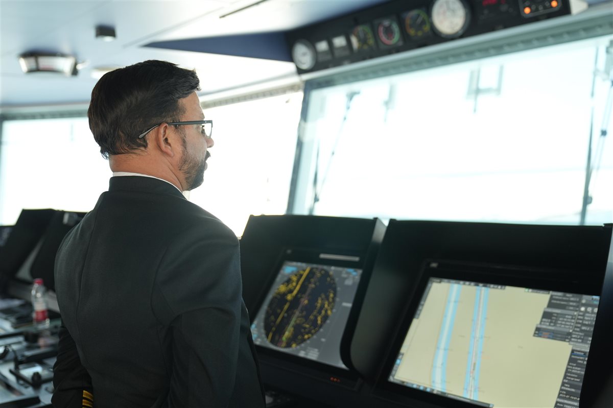 حاملة السيارات العملاقة خلال عبورها من قناة السويس، فيتو