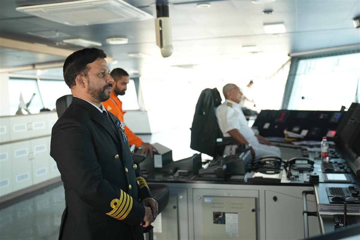 حاملة السيارات العملاقة خلال عبورها من قناة السويس، فيتو