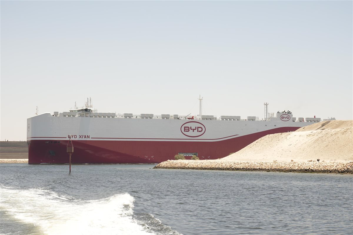 حاملة السيارات العملاقة خلال عبورها من قناة السويس، فيتو