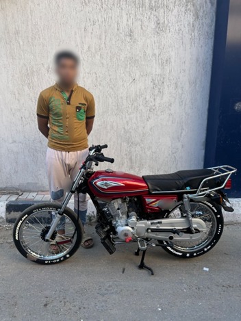 ضبط قائد دراجة نارية استعرض برعونة في أحد شوارع الإسكندرية معرضًا حياته والآخرين للخطر