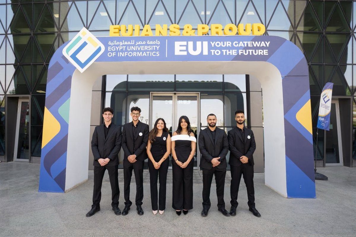 فريق طلابي يبتكر منصة رقمية لتقليل هدر الطعام