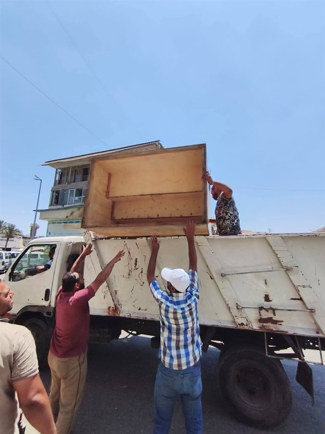 حملات مكثفة لإزالة الإشغالات من الشوارع الحيوية