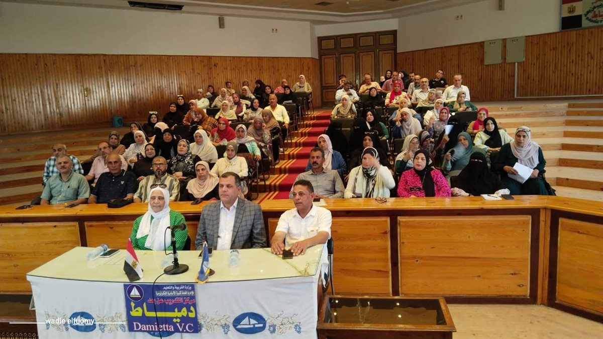 فعاليات ورش العمل المكثفة التي تُعقد لمعلمي اللغة العربية