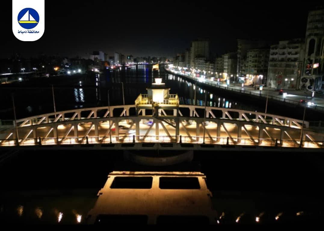 كوبري دمياط المعدني يتحول إلى تحفة مضيئة على النيل بجهود محلية خالصة