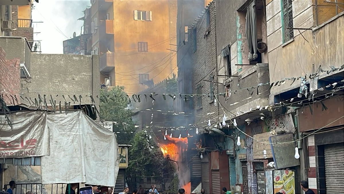 <strong>حريق هائل يلتهم محلًا في شارع الزرايب بالسيدة عائشة.. والحماية المدنية تتدخل بـ3 سيارات إطفاء</strong>