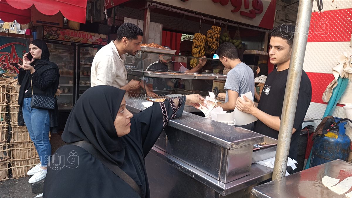 المواطنون يشترون حلوى التمريه والزلابيه، فيتو