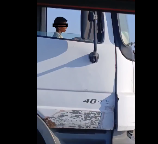 طفل يقود تريلا على الطريق السريع، فيتو