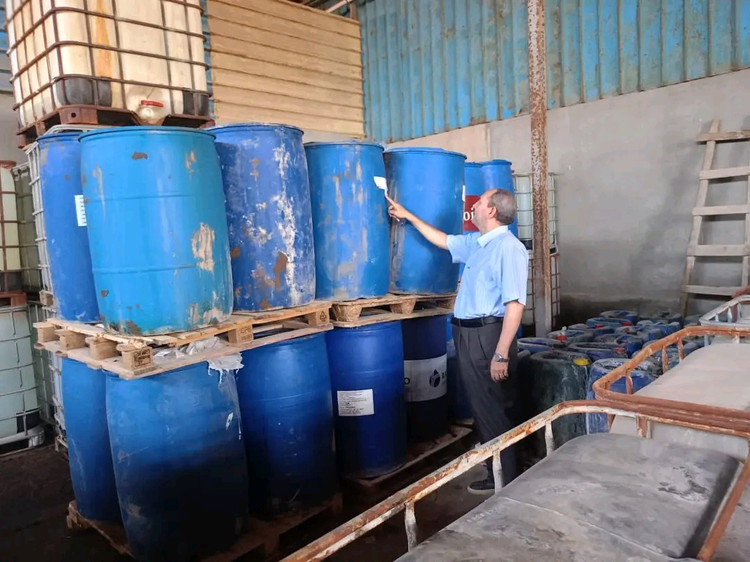 33 طن مواد كيميائية مجهولة في قبضة التموين داخل منشأة مخالفة بالشرقية،فيتو