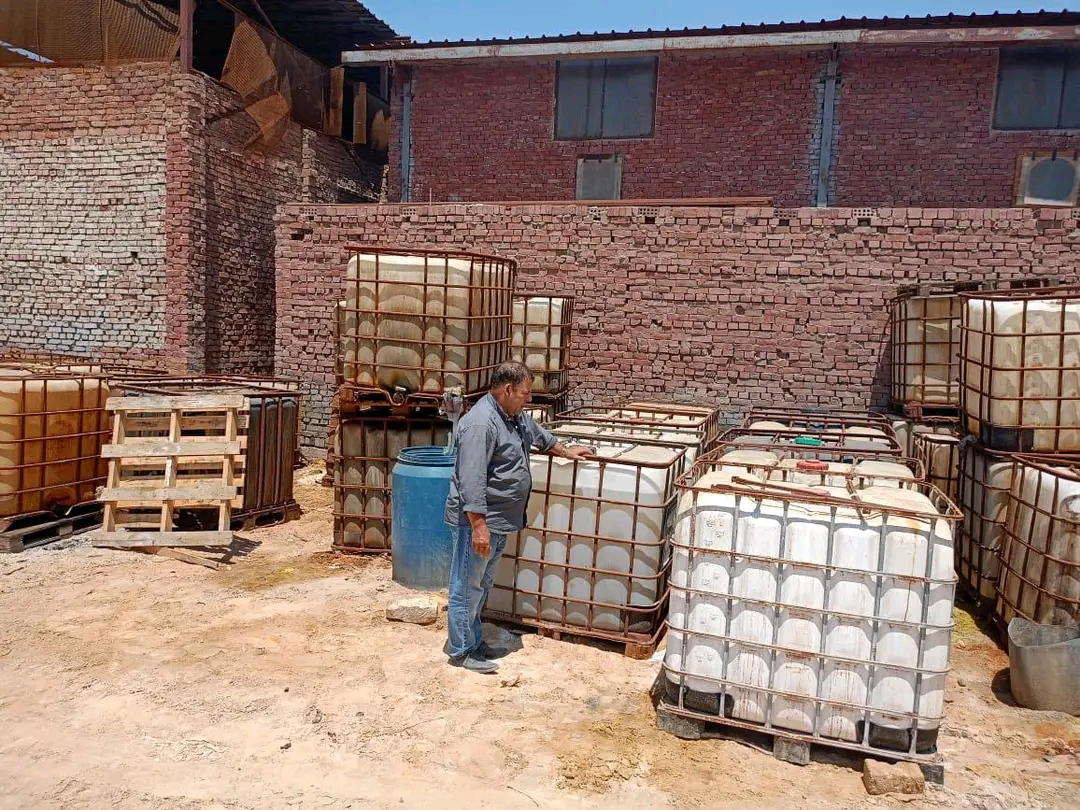 33 طن مواد كيميائية مجهولة في قبضة التموين داخل منشأة مخالفة بالشرقية،فيتو