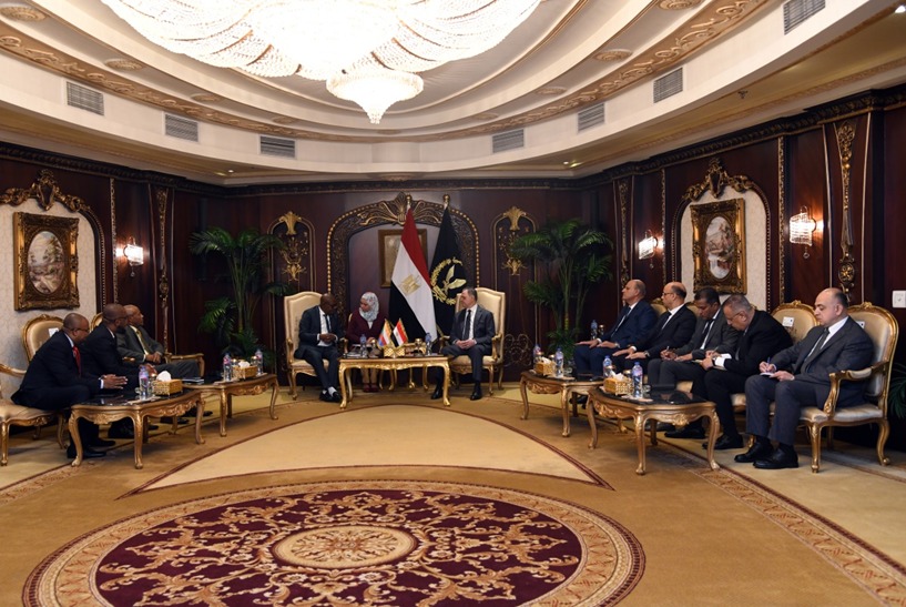 وزير الداخلية يستقبل نظيره بجمهورية القُمر المتحدة لبحث تعزيز التعاون الأمني المشترك