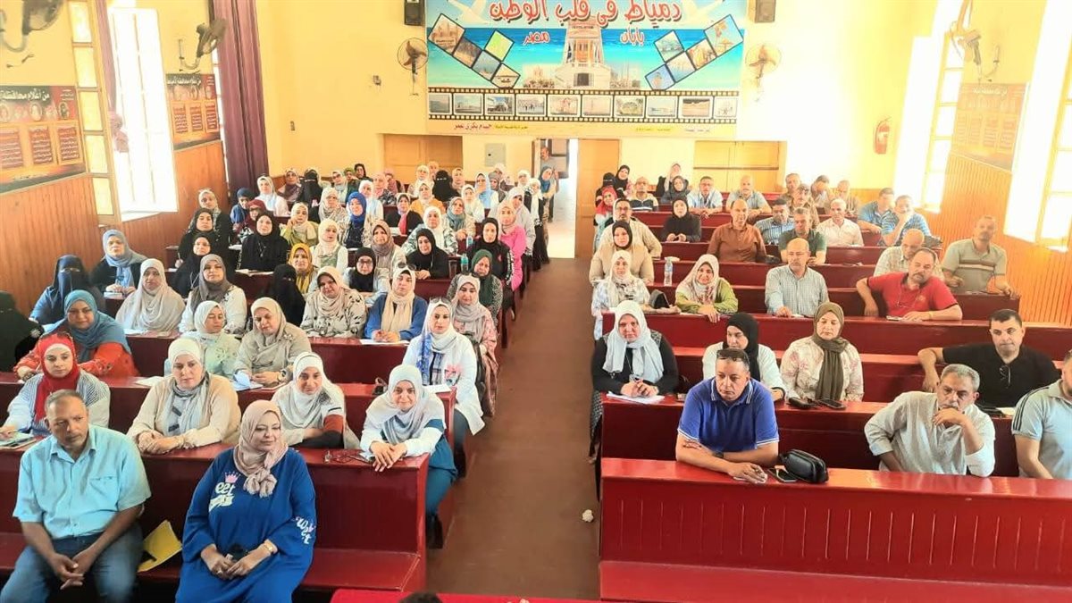 اجتماع لمديري المدارس التابعة لإدارة دمياط التعليمية