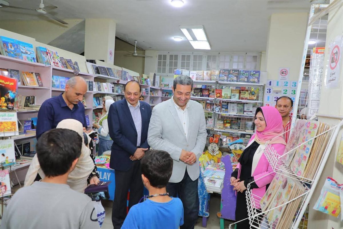 محافظ دمياط بشارع النيل بمدينة رأس البر، لمتابعة مستوى الخدمات والنظافة العامة