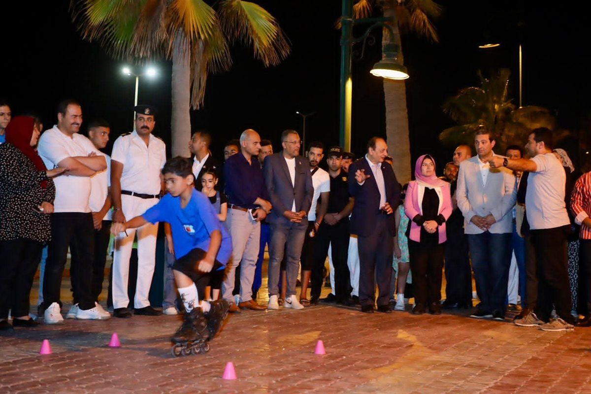 محافظ دمياط مع الشباب المشاركين في حملة