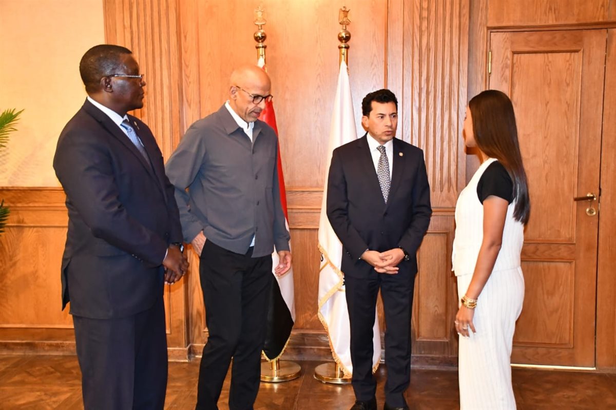 أشرف صبحي يلتقي الرئيس التنفيذي للاتحاد الدولي للإسكواش