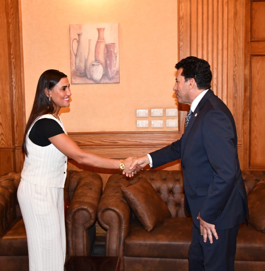 أشرف صبحي يلتقي الرئيس التنفيذي للاتحاد الدولي للإسكواش