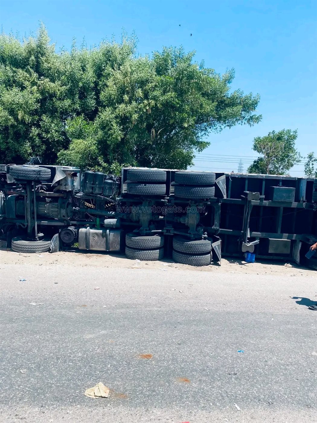 تعطل حركة المرور وإصابة سائق في انقلاب سيارة نقل ثقيل بطريق أبو حماد – الزقازيق،فيتو