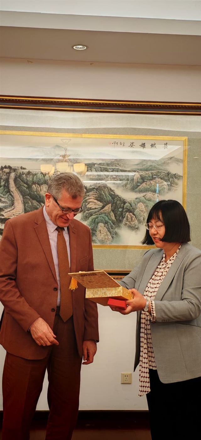 عميد طب بنها في احتفالية السفارة الصينية،فيتو